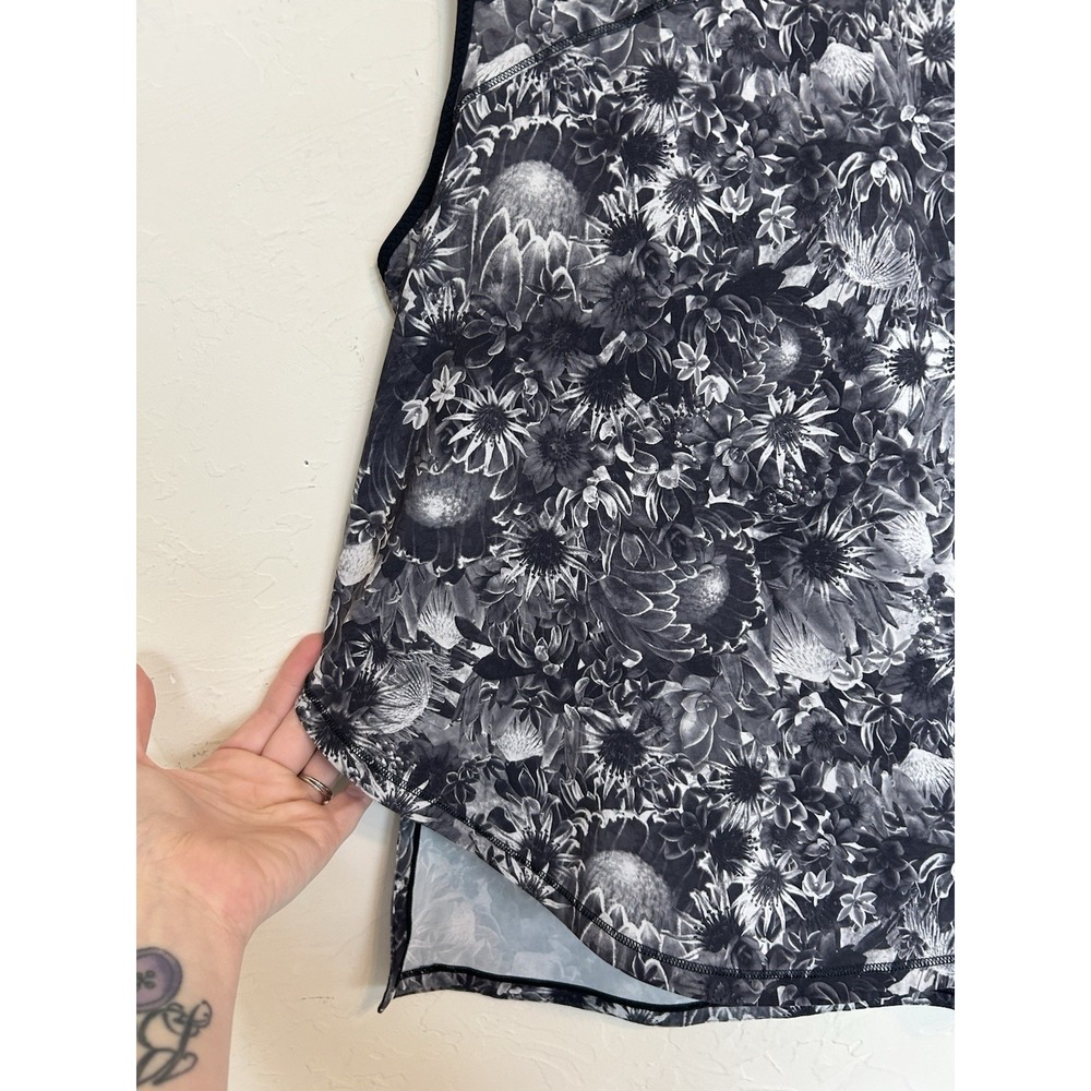 Lululemon Flowabunga Run Split Singlet Dark Floral Tank‎ M Lightweight Sporty - Picture 3 of 5